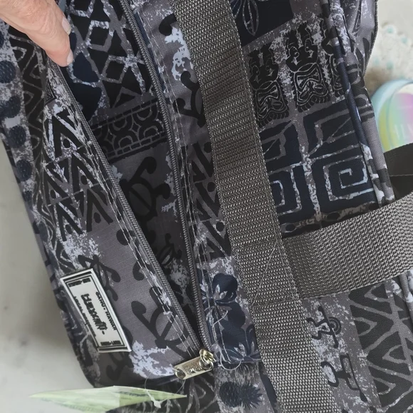 NWT Hawaii Spirit soft luggage bag with double zip extenders and swivel wheels. - Picture 7 of 13